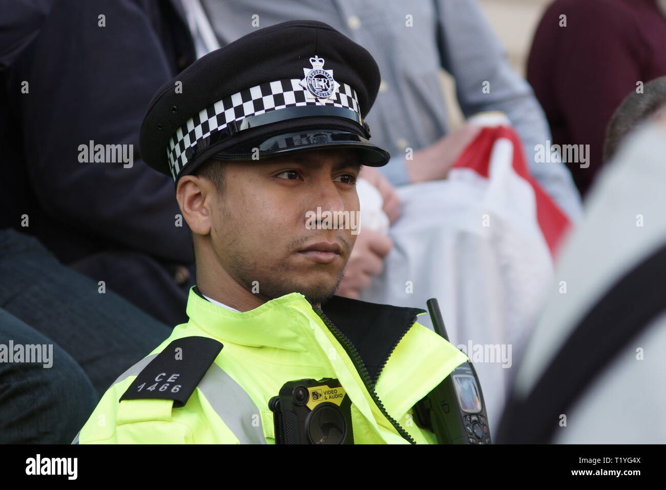 Londres, Royaume-Uni. Mar 29, 2019. Les Brexit dans Whitehall. London.Metropolitan Police à cheval et City of London Police en réserve comme Whitehall est fermée avec des barrières et des panneaux de police renforcée resence. Brexit partisans cheer Tommy Robinson, également connu sous le nom de Stephen Yaxley-Lennon, et les contestataires de l'UKIP onde drapeaux, la croix de Lorraine ainsi que le drapeau de l'Union européenne. Crédit : Peter Hogan/Alamy Live News Banque D'Images