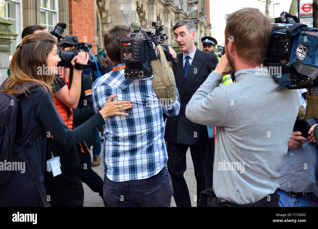 Londres, Royaume-Uni. 29 mars 2019. Jacob Rees-Mogg MP est accompagnée de sa courte promenade accueil par Brexit protestataires et les médias Crédit : PjrFoto/Alamy Live News Banque D'Images
