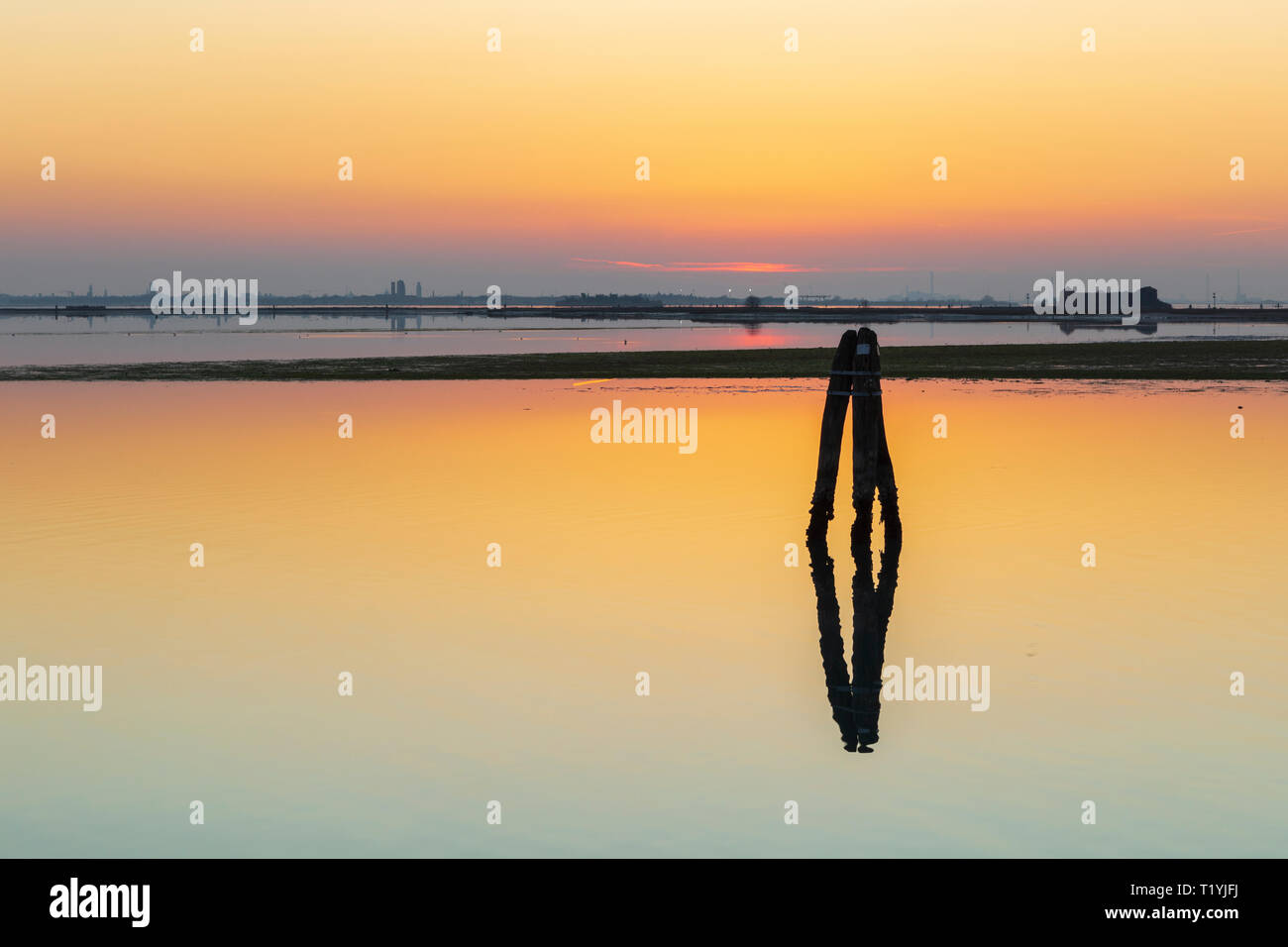 Coucher de soleil depuis l'île de Burano Lagune de Venise Banque D'Images