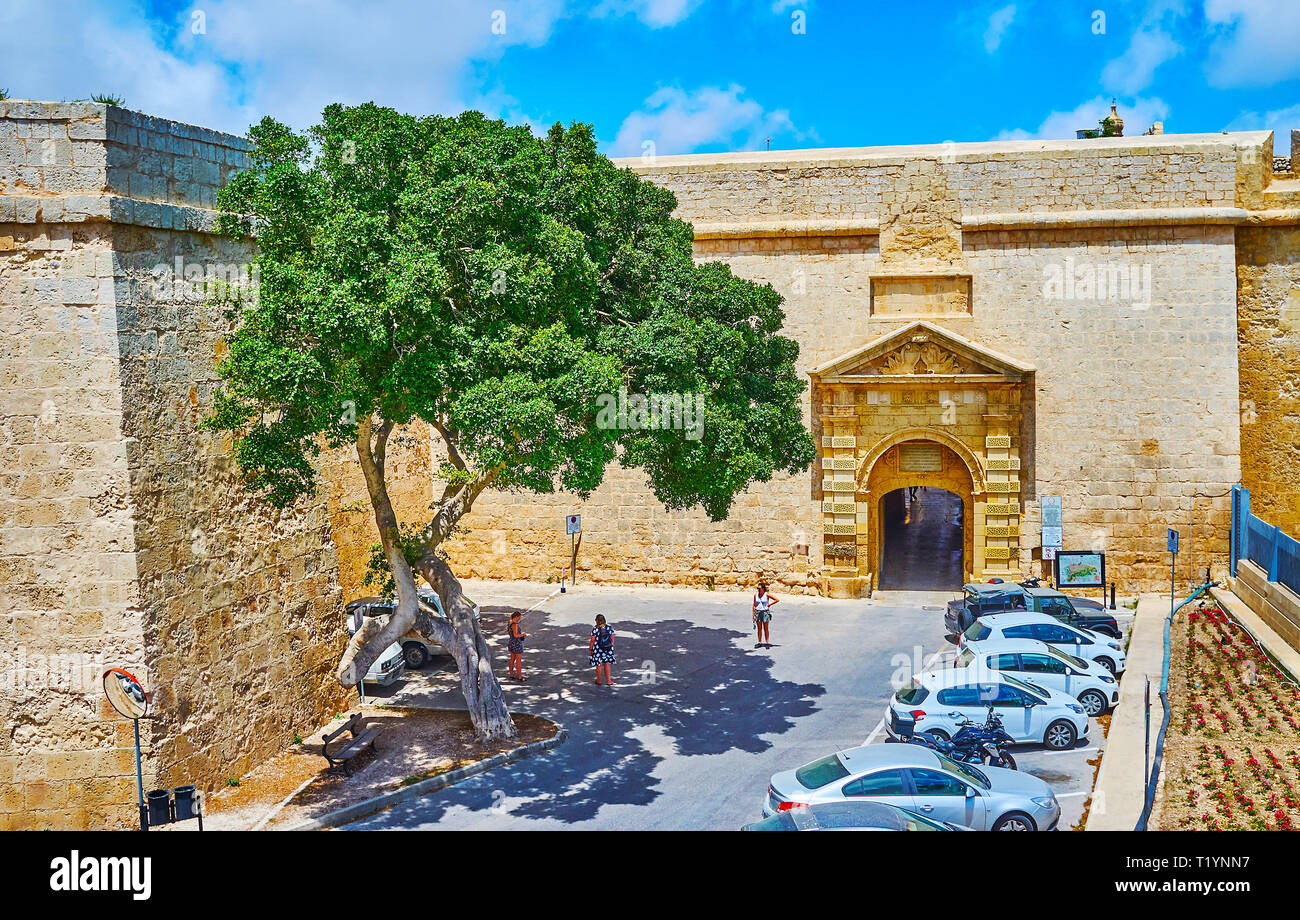 MDINA, MALTE - 16 juin 2018 : le mur extérieur de Mdina forteresse avec vue sur la porte historique Grec, décoré avec des décorations sculptées, le 16 juin en Banque D'Images