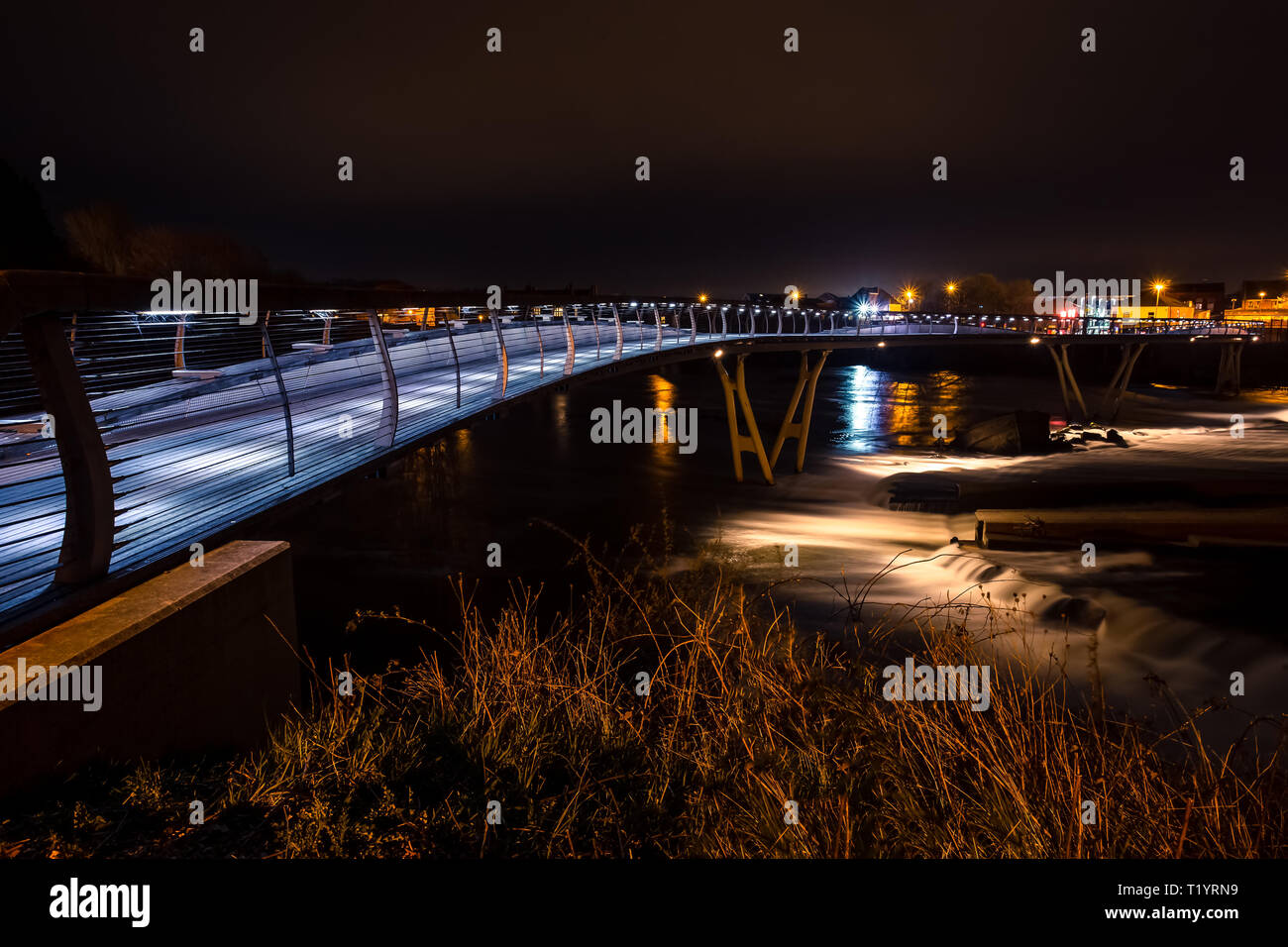 Millennium Bridge à Castleford, West Yorkshire, Angleterre. Scène de nuit avec la rivière Aire couler en dessous. Paysage. Banque D'Images