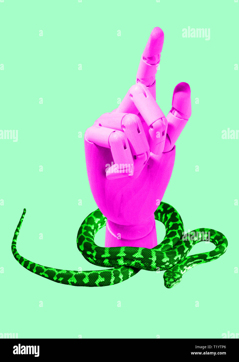 En contact avec la nature sauvage. Robots Hi-tech main rose entouré de serpent vert vif contre l'arrière-plan de menthe. L'éco-friendly et de l'environnement concept. Design moderne. Collage de l'art contemporain. Banque D'Images