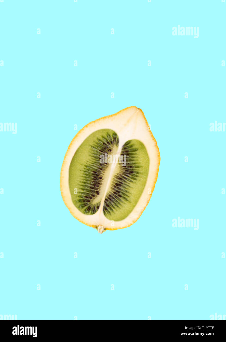 Un paradoxe fruité. Un jaune citron aigre ou à l'extérieur d'agrumes et un juteux kiwi vert à l'extérieur. Uncombinable goûts et vue. L'espace négatif pour insérer votre texte. Design moderne. Collage de l'art contemporain. Banque D'Images