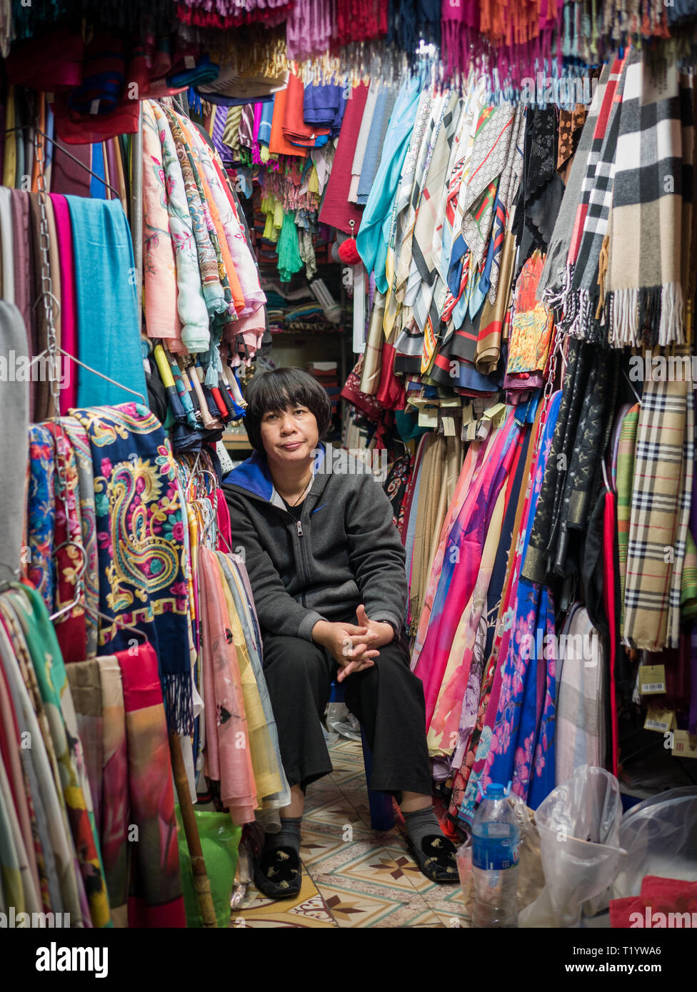 Les vietnamiens au marché du vendeur écharpe boutique attendent les touristes, Hanoi, Vietnam Banque D'Images