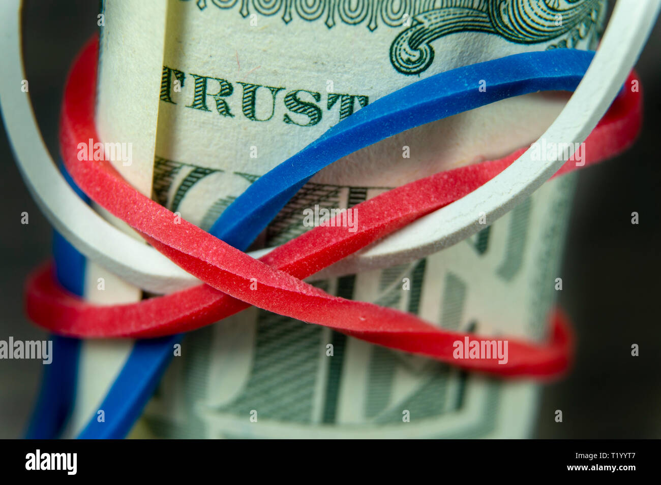 Rouleau de factures USD avec rouge, blanc et bleu de la bande en caoutchouc dans une vue en gros plan conceptuel, du commerce, de l'entreprise, l'investissement, l'épargne, de retraite, finances et Banque D'Images