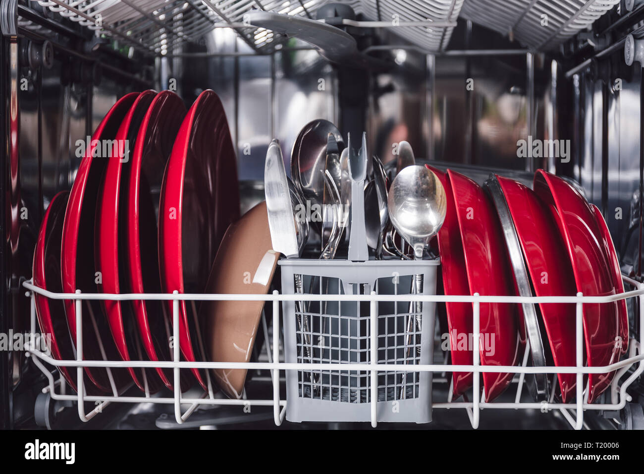 Lave-vaisselle de la vaisselle propre avec Banque D'Images