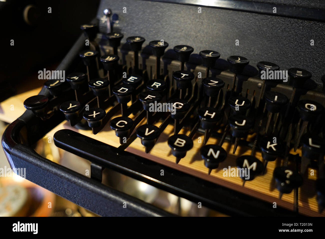 Détails d'une antique machine à écrire noire dans un musée Banque D'Images