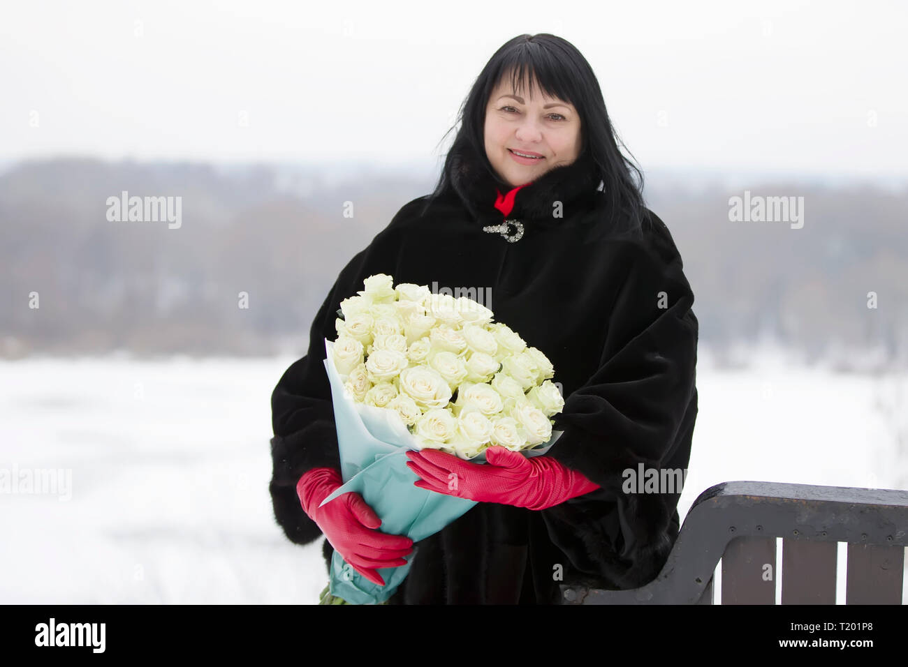 Femme âgée luxueux avec un énorme bouquet de fleurs de roses dans la rue Banque D'Images