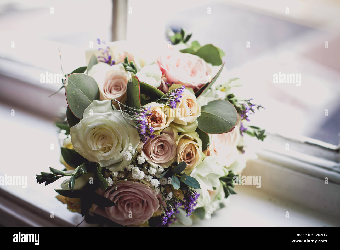 Mariage délicat bouquet sur la fenêtre. Des tons pastel Banque D'Images