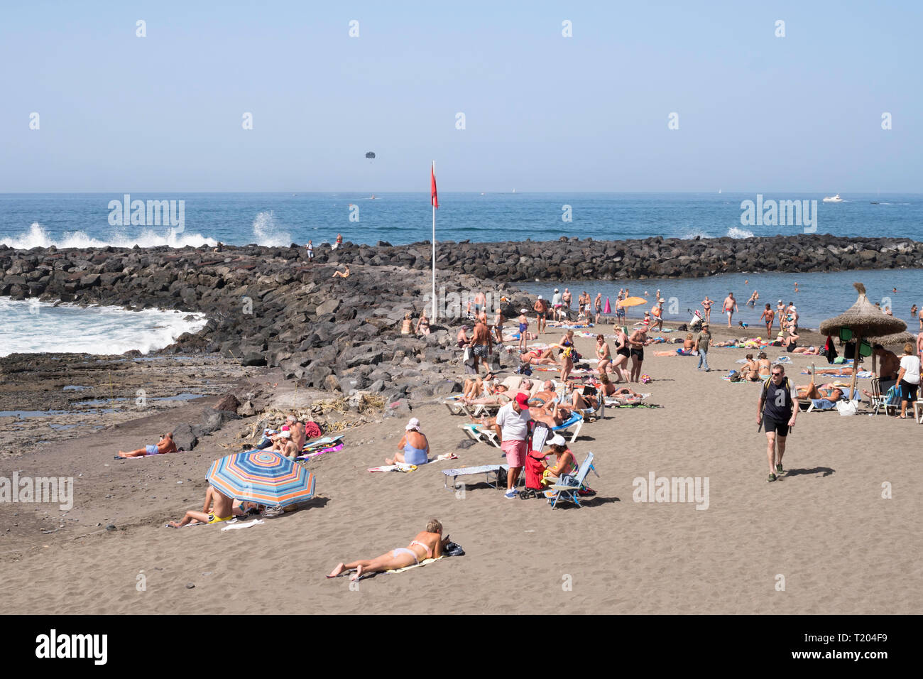 Les gens en train de bronzer sur la plage de Costa Adeje, Tenerife, Canaries. Banque D'Images