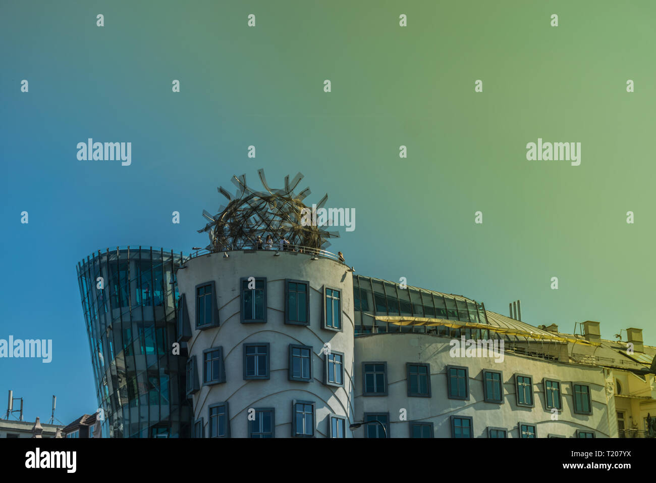 Prague, République tchèque - 17 Septembre , 2019 : sommet de l'édifice moderne connu sous le nom de la maison qui danse, Vlado Milunic et conçu par Frank O. Gehry Banque D'Images