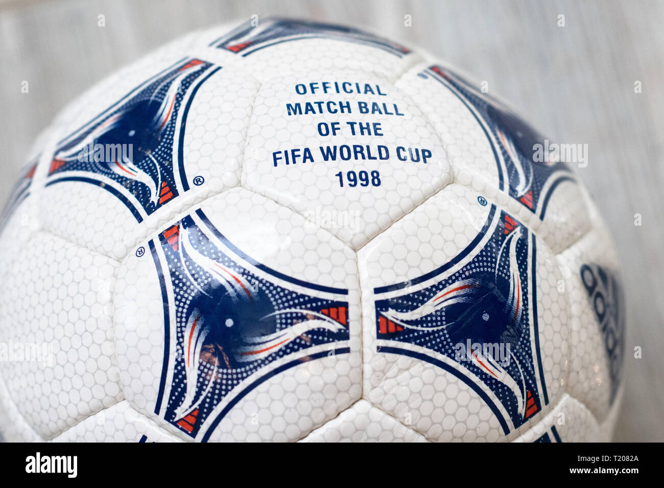 Ballon de match OFFICIEL DE LA COUPE DU MONDE DE LA FIFA 1998 Photo Stock -  Alamy