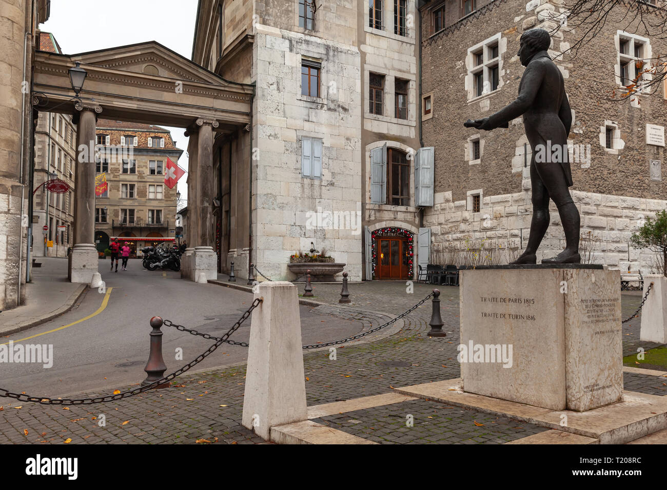 Genève, Suisse - le 26 novembre 2016 : Statue de Pictet de Rochemont (1755-1824) par Peter Hartmann (1962). Vue sur la rue de la ville de Genève. Peop ordinaire Banque D'Images