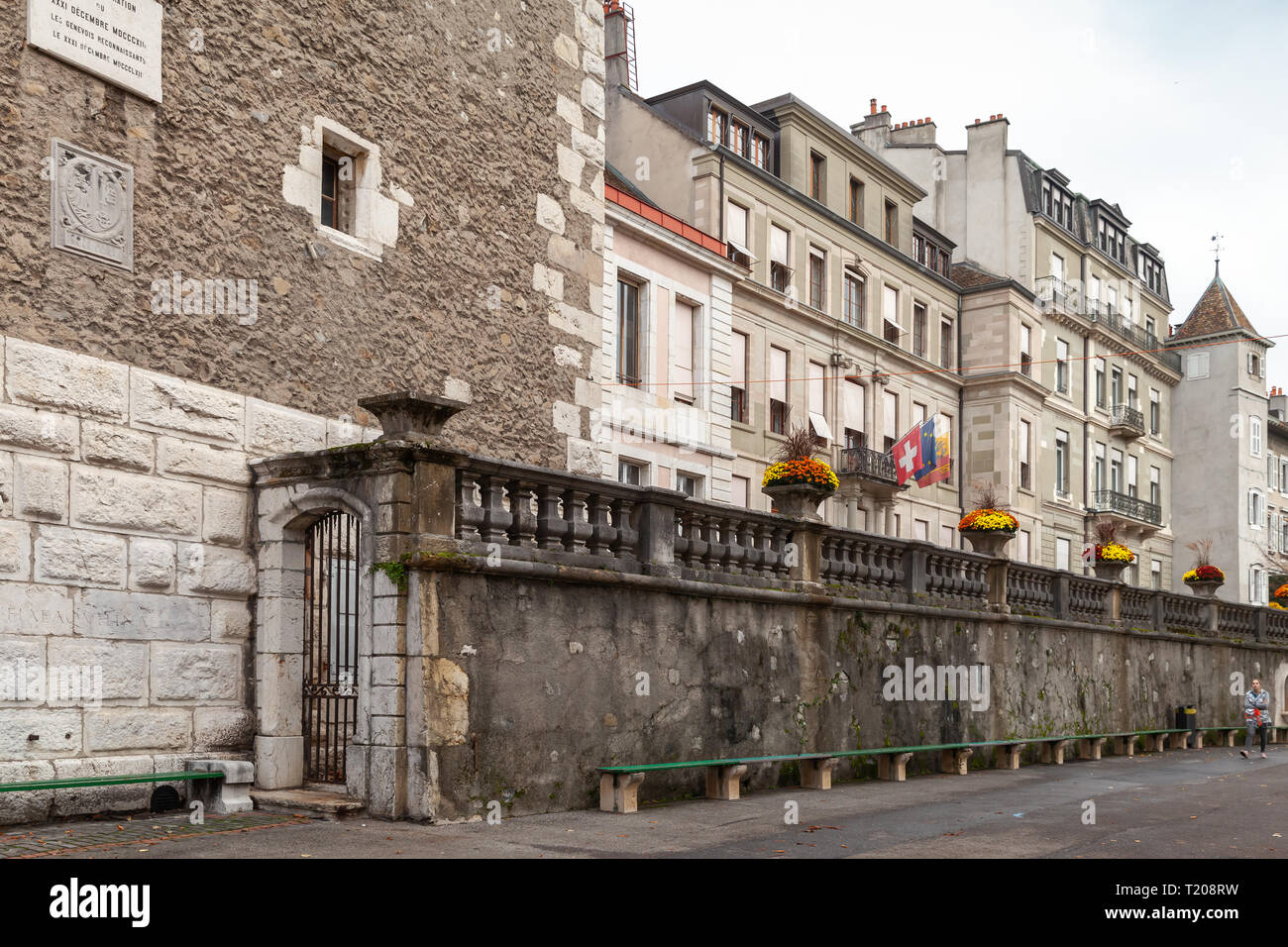 Genève, Suisse - le 26 novembre 2016 : vue sur la Rue de Genève Ville de vieilles maisons en pierre. Les gens ordinaires à pied la rue Banque D'Images