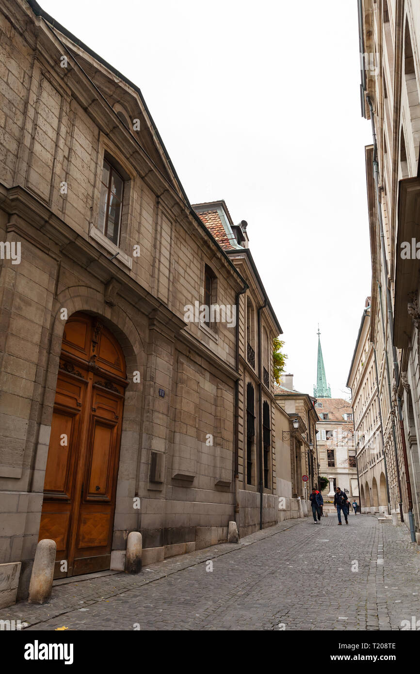 Genève, Suisse - le 26 novembre 2016 : vue sur la rue de la ville de Genève. Les gens ordinaires à pied la rue Banque D'Images