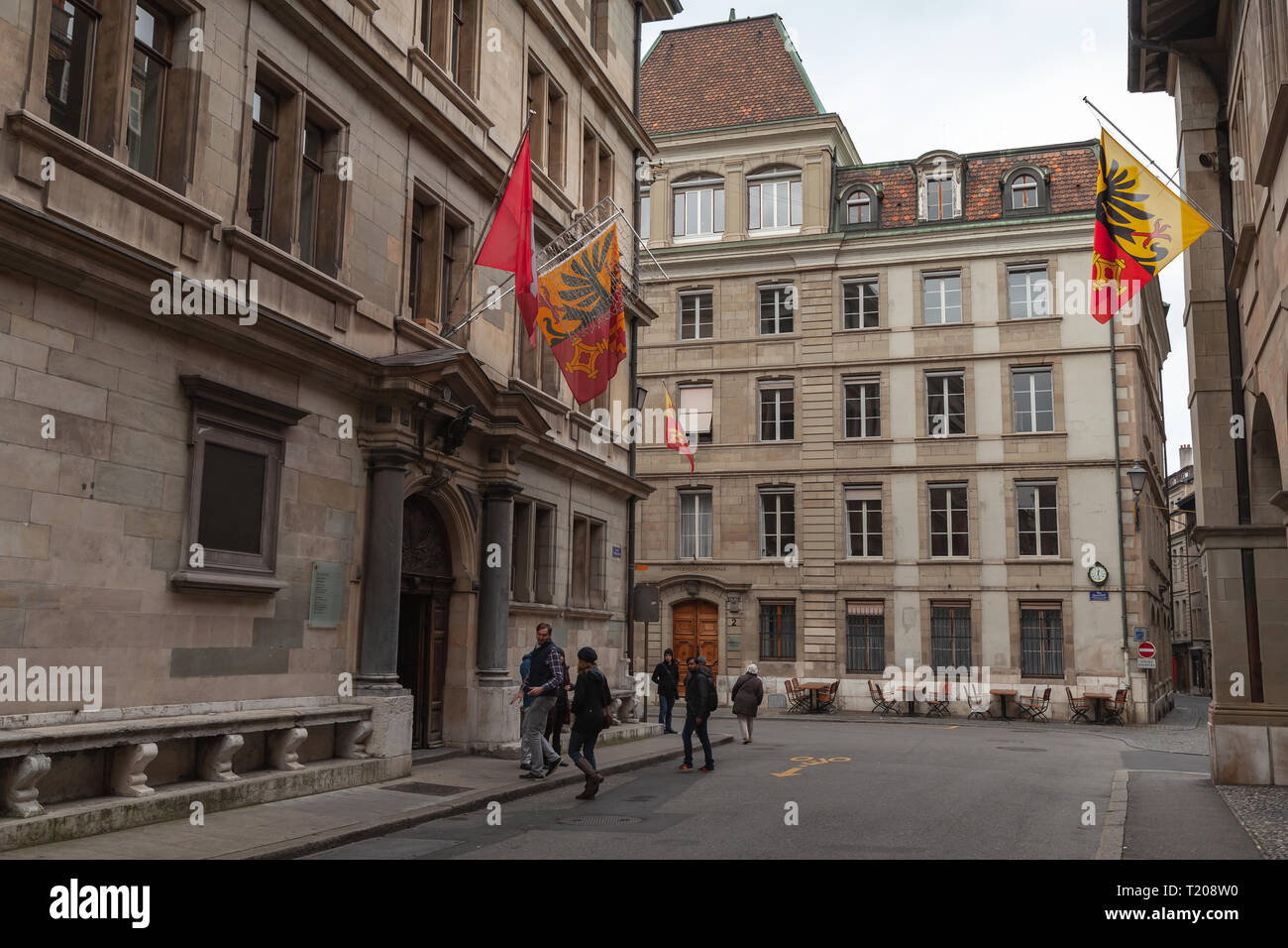 Genève, Suisse - le 26 novembre 2016 : vue sur la Rue de Genève. Les gens ordinaires à pied la rue près de la propriété municipale de la gestion de la ville de Gene Banque D'Images