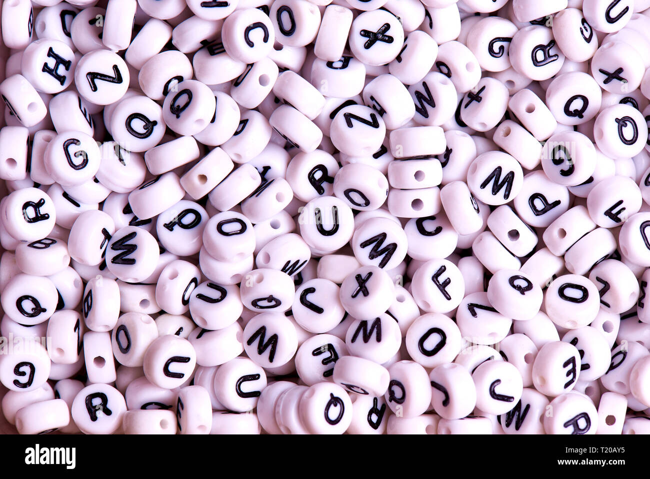 Perles blanches avec des lettres de près. Banque D'Images