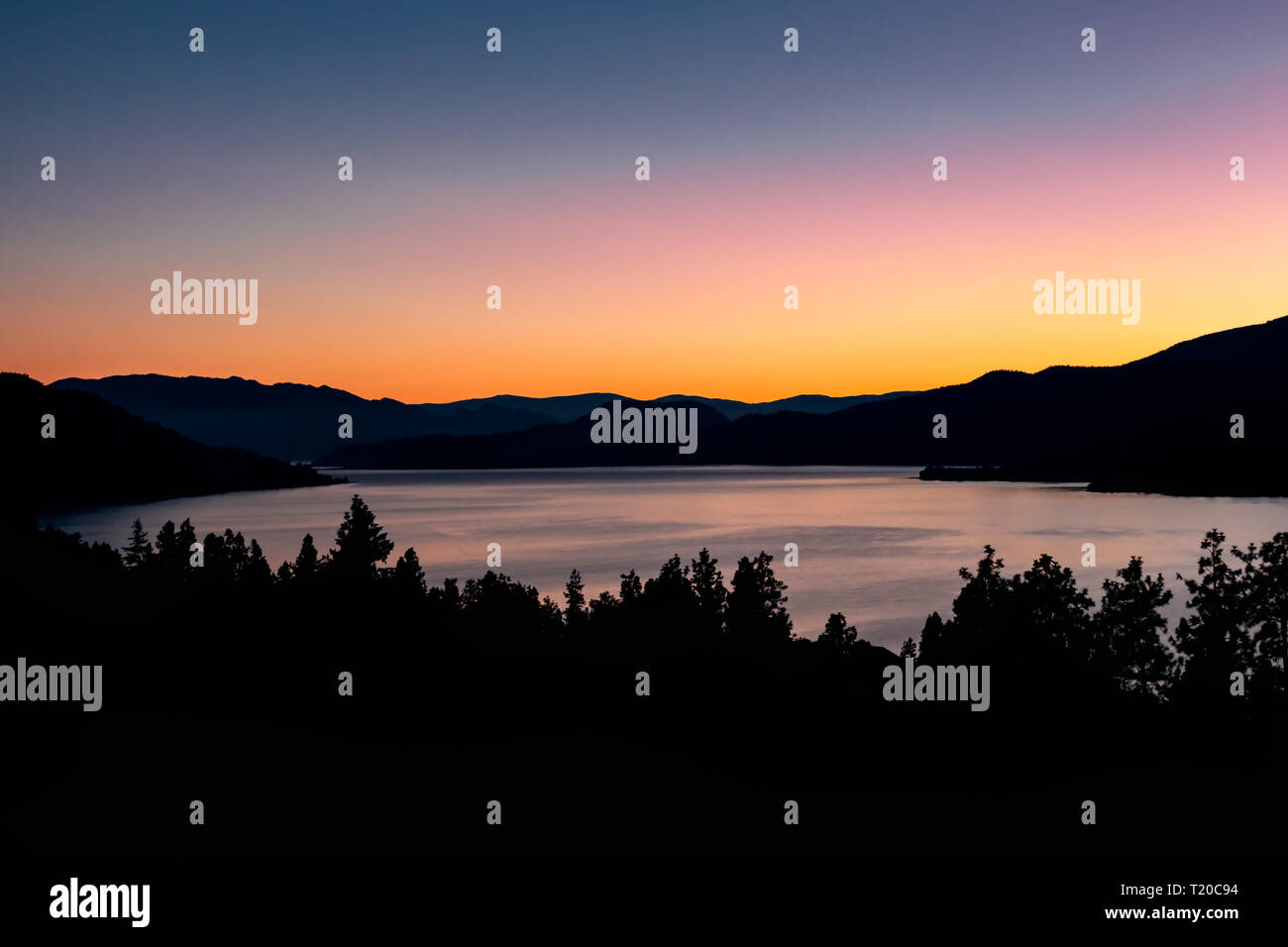 Vue incroyable sur le coucher du soleil dans le lac Okanagan, magnifique vue du lac à Kelowna (Colombie-Britannique), Canada - coucher de soleil colorés dans le lac - Image - Photographe Banque D'Images