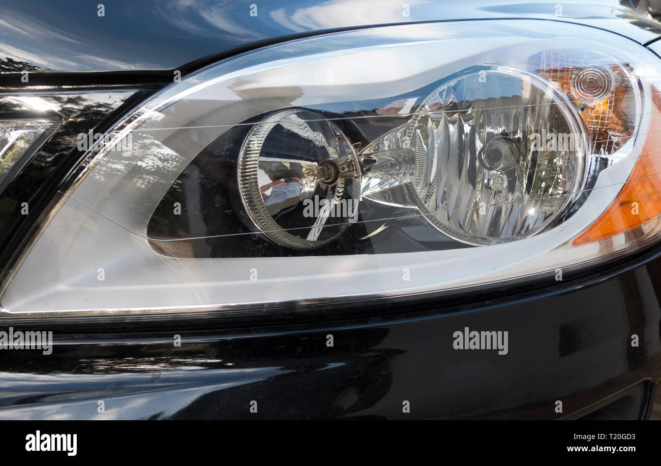 Phares d'une voiture, Volvo. Banque D'Images