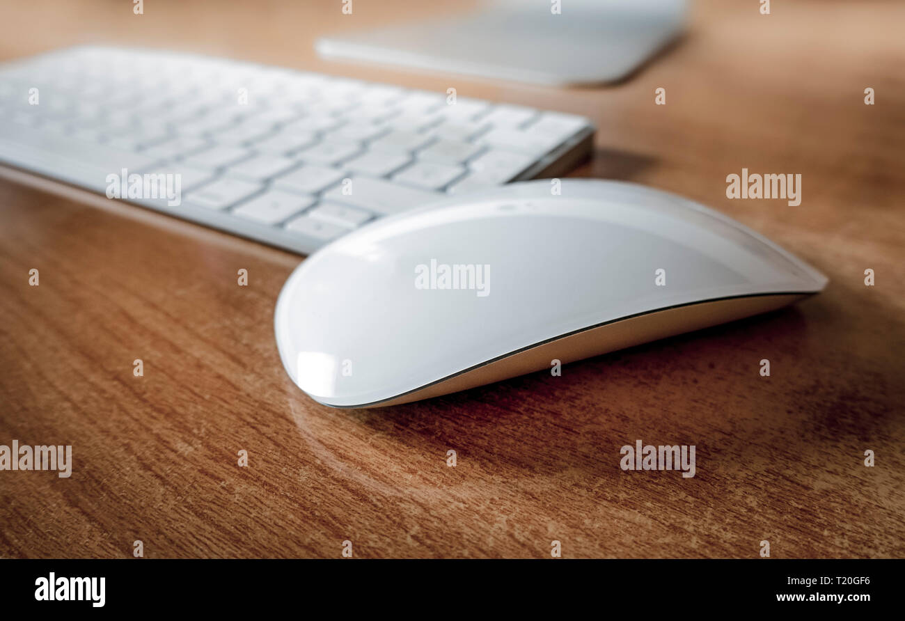 Souris sans fil Blanc sur office 24 avec clavier derrière. Banque D'Images