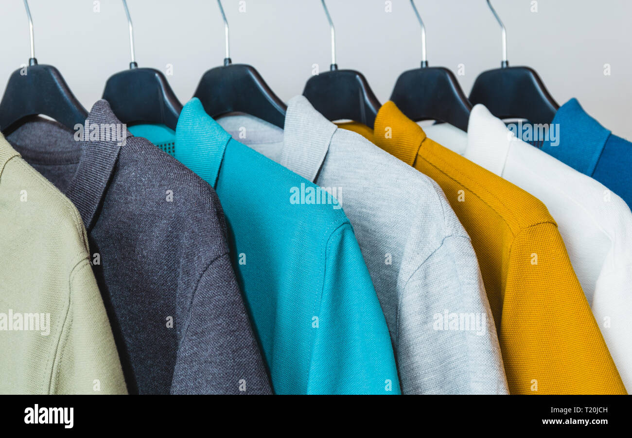 Le Coton T-shirts polo sur les supports Banque D'Images