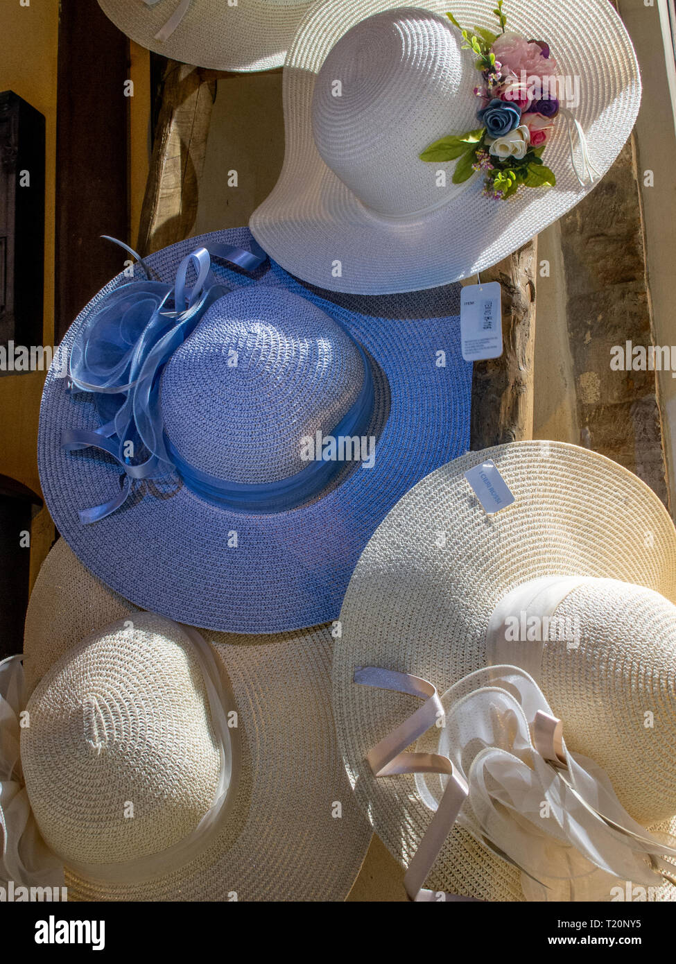 L'été à la main des chapeaux de paille, de différentes couleurs avec des rubans et des accessoires, exposé au public Banque D'Images
