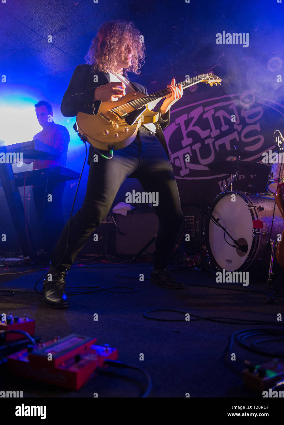 Le guitariste Dave Keuning tueurs, spectacle à Glasgow pour une foule compacte au célèbre King Tuts Wah Wah Hut à Glasgow. Banque D'Images