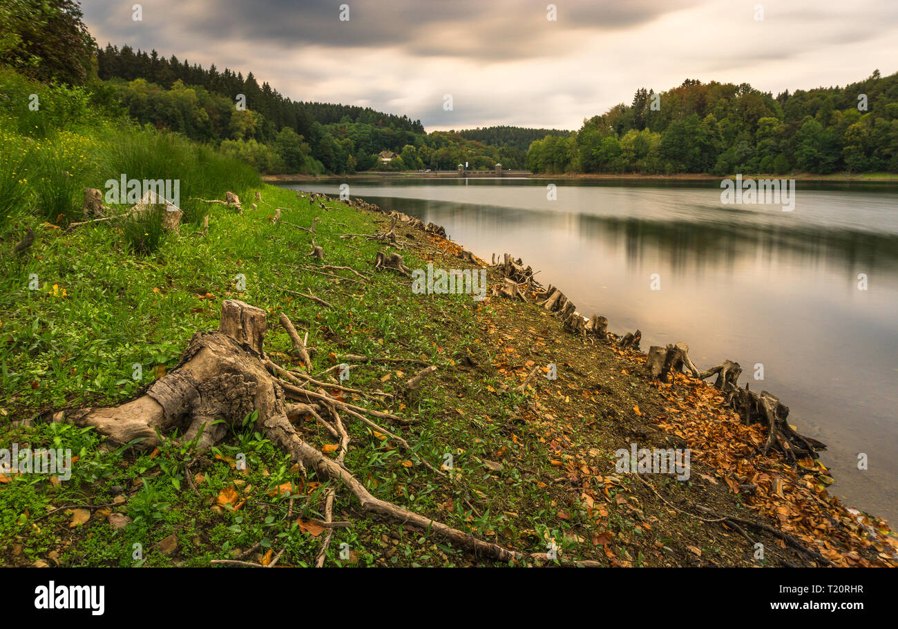 Une longue exposition à la Fürwigge Talsperre dans le Sauerland (Allemagne) Banque D'Images