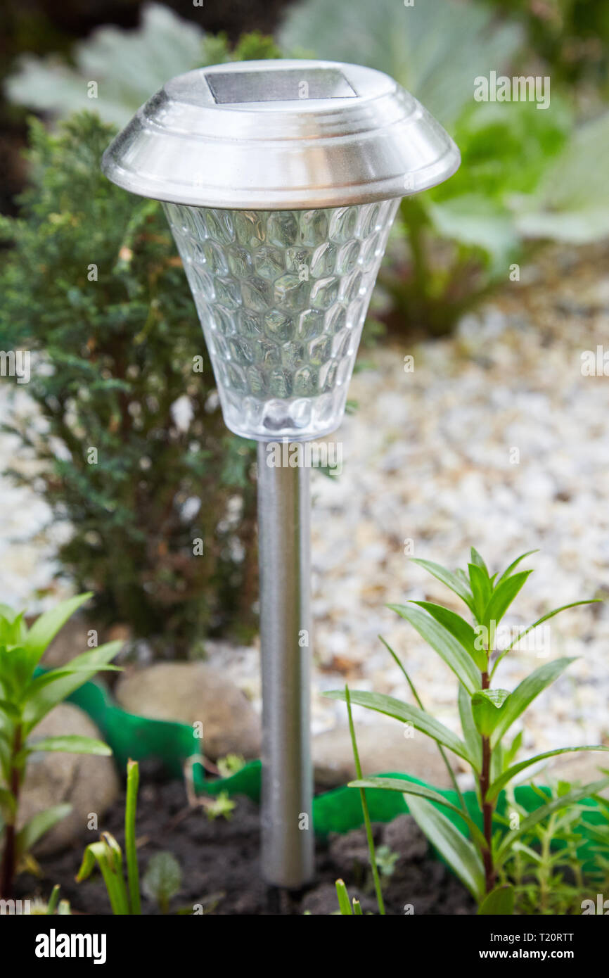 Lanterne solaire sur batterie. Une lampe à énergie solaire dans le jardin  Photo Stock - Alamy