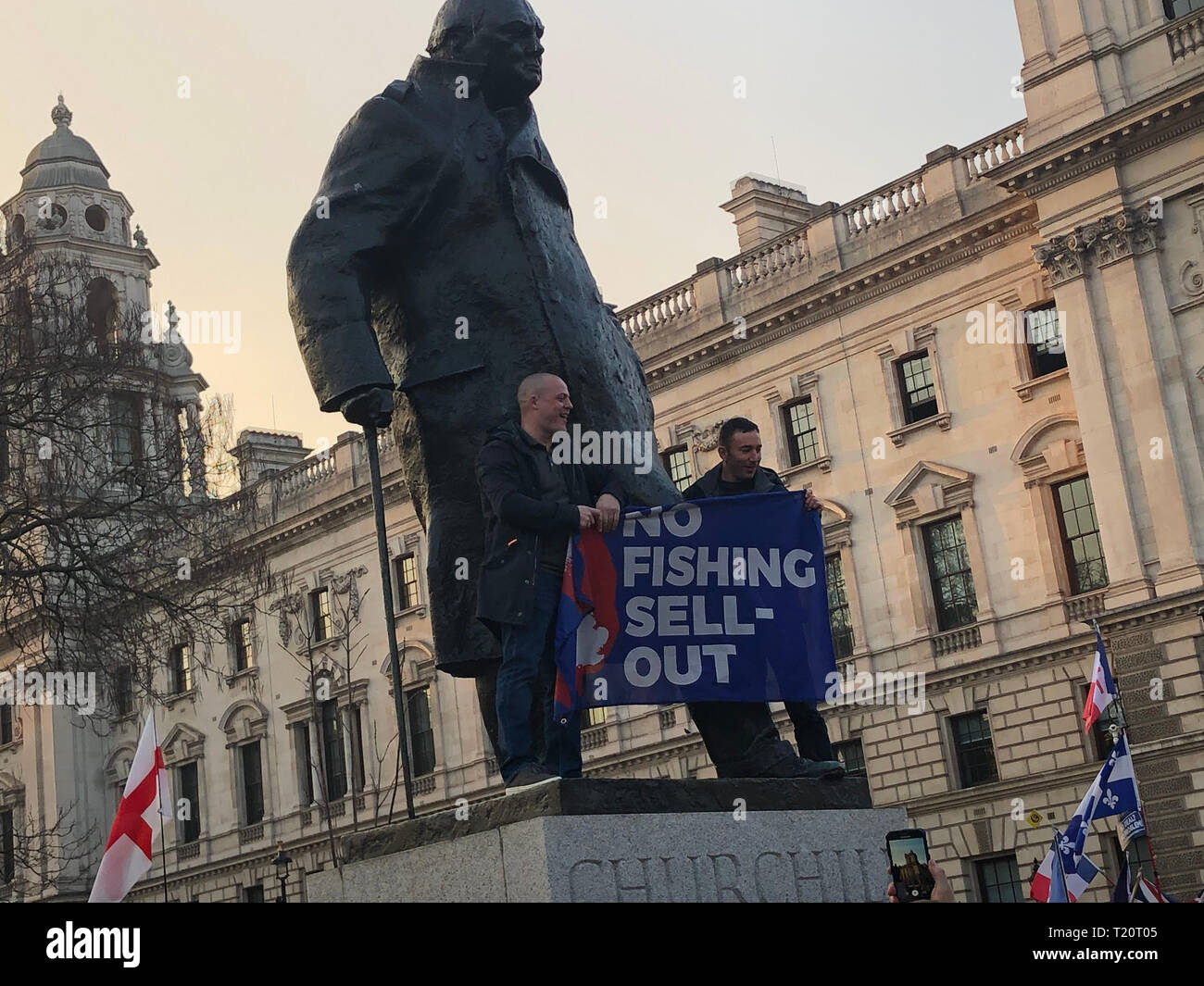 Brexit manifestants monter sur la statue de Winston Churchill à la place du Parlement, Westminster, Londres. Banque D'Images