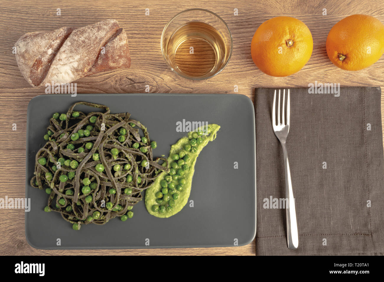 Pasta al nero di seppia con salsa di piselli dall'alto altra vista Banque D'Images