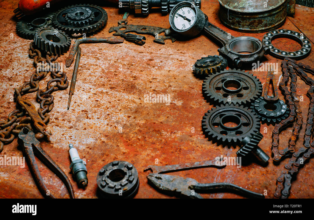 Accessoires moto, l'équipement et de réparation, ancienne chaîne, pignon  sur vintage metal background Photo Stock - Alamy