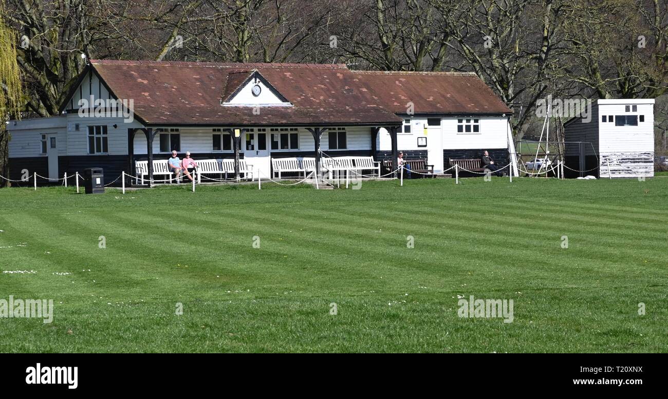 Le pavillon de cricket sur le terrain de jeux de Bakewell, Derbyshire. Banque D'Images
