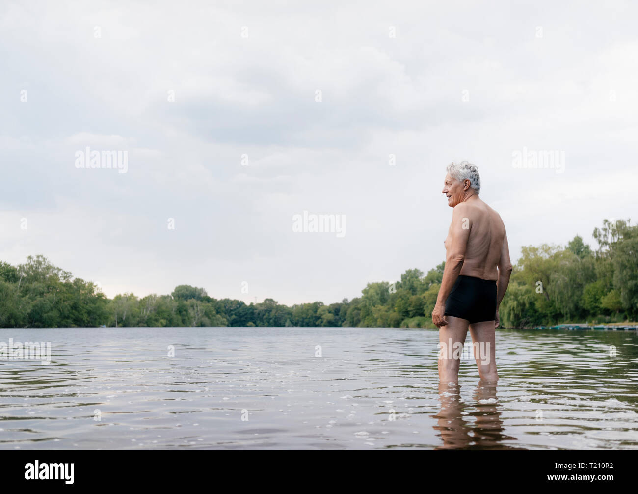 Man standing in a lake Banque D'Images