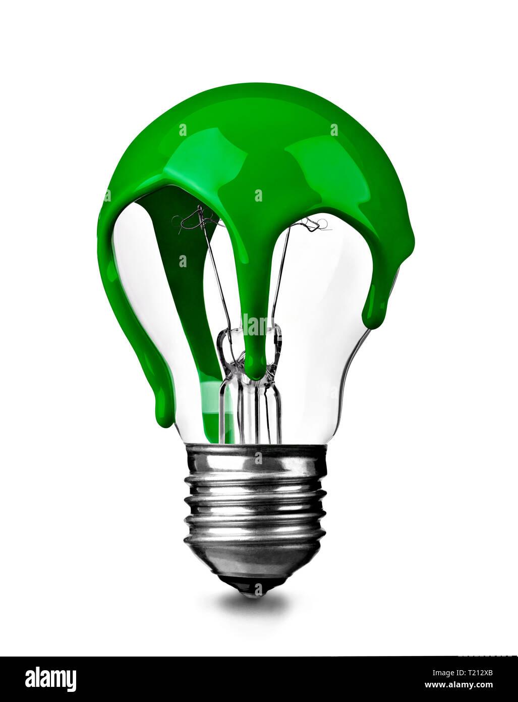Gros plan d'une ampoule de couleur verte sur fond blanc, concept de durabilité Banque D'Images
