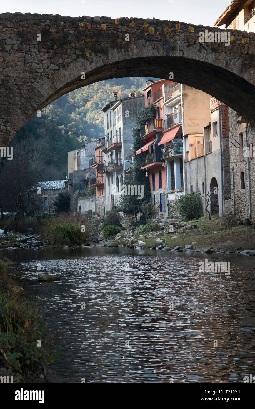 L'Espagne, la Catalogne, Osor, vue sur le vieux pont de pierre sur la rivière Ter Banque D'Images