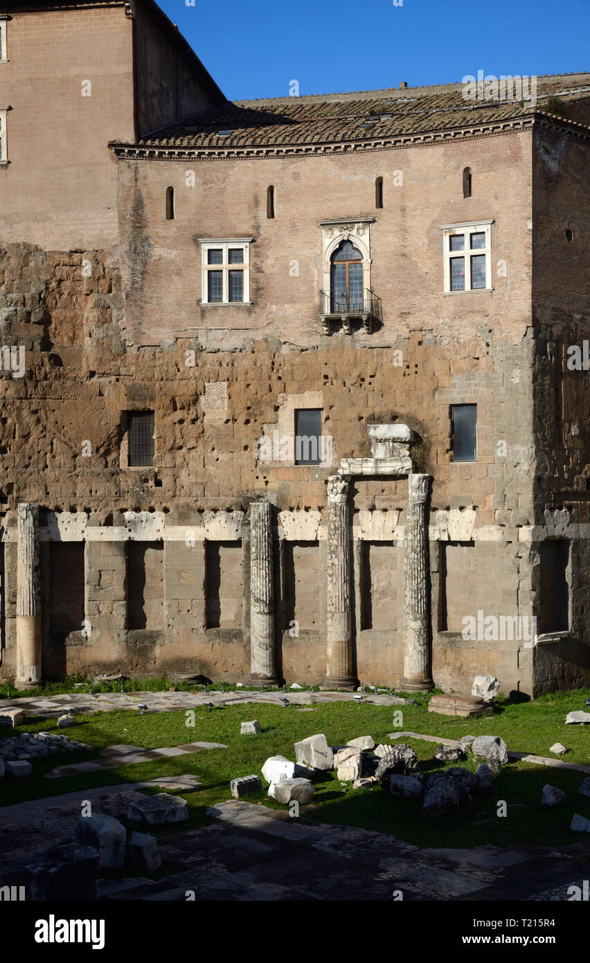 Détail façade incl Windiow & Modèle colonnes romaines classiques dans le Forum d'Auguste (2BC), le Foro di Augusto, Town Square Rome Italie Banque D'Images