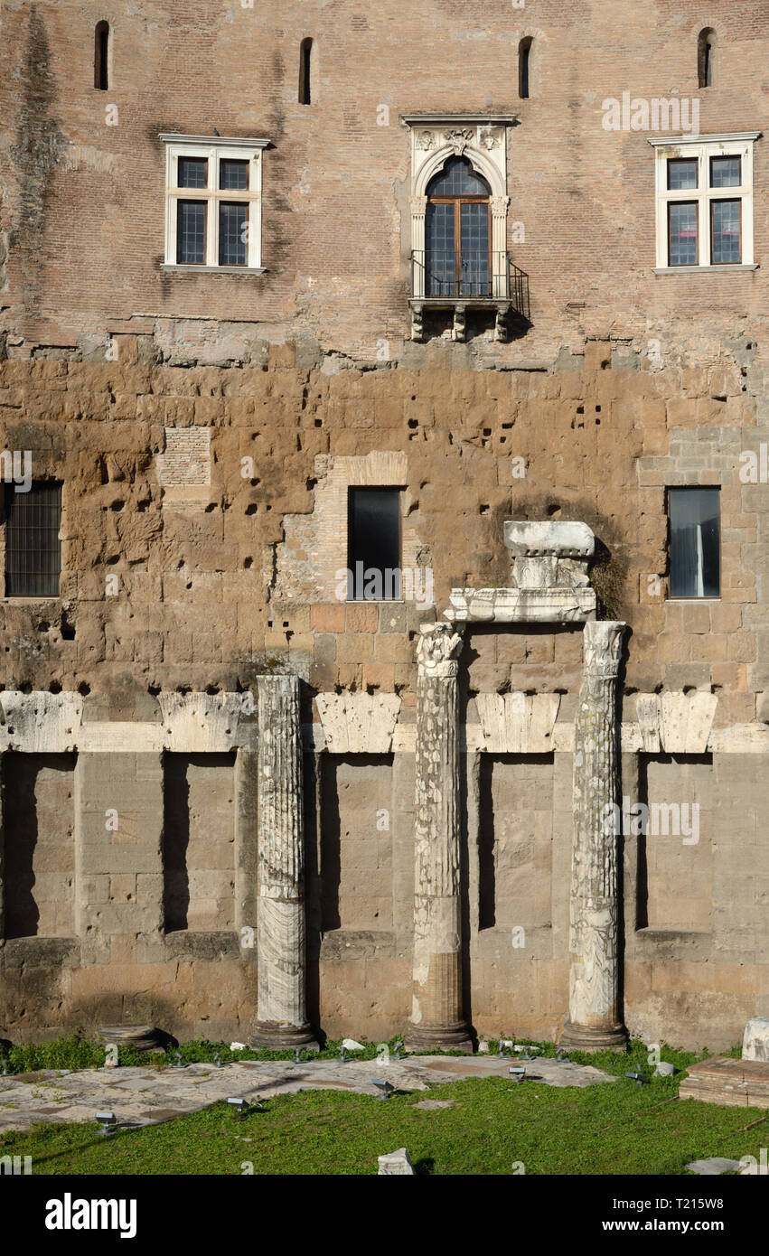 Détail façade incl Windiow & Modèle colonnes romaines classiques dans le Forum d'Auguste (2BC), le Foro di Augusto, Town Square Rome Italie Banque D'Images