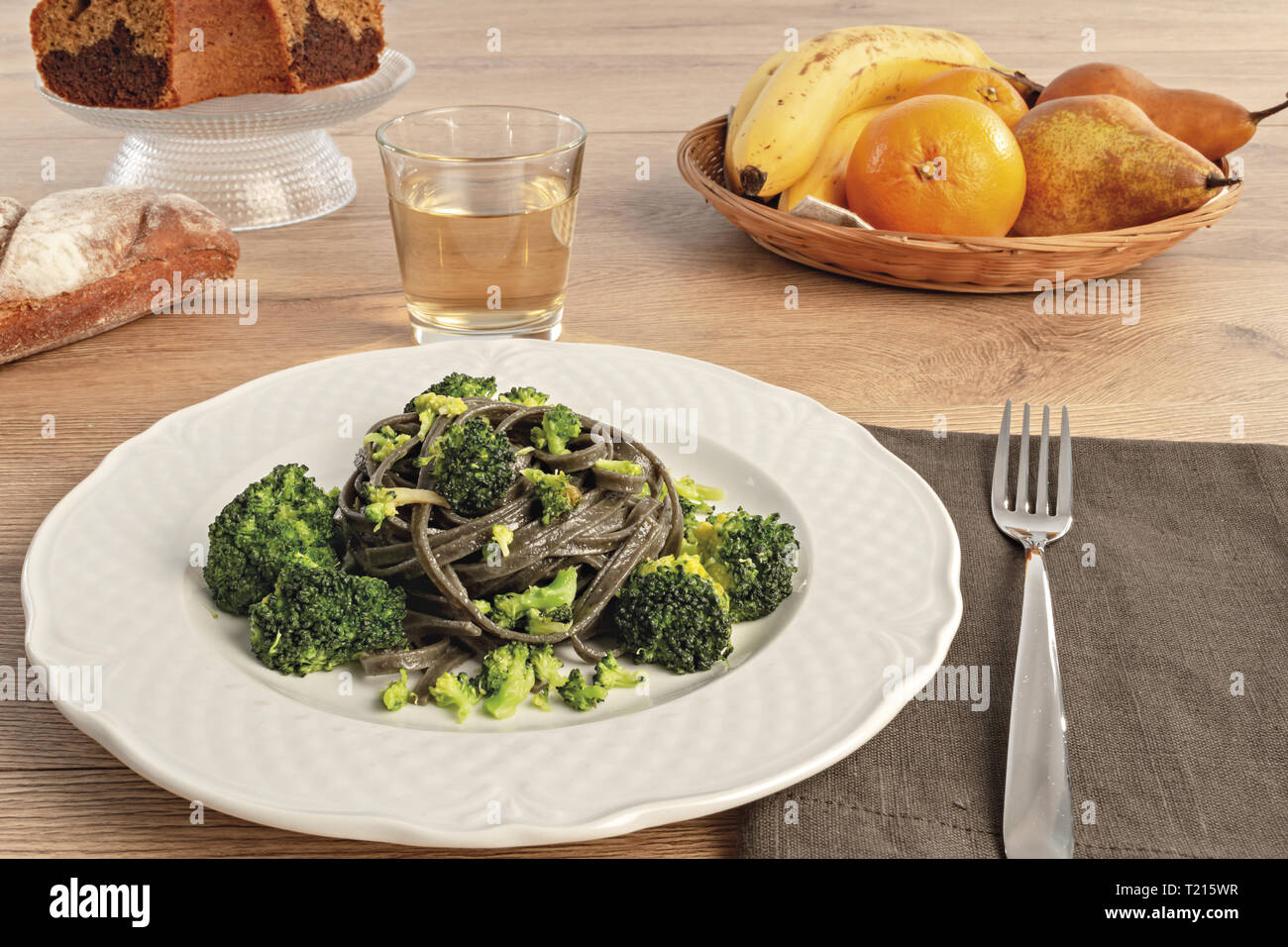 Pasta al nero di seppia con broccoli da sopra piatto tondo altra vista Banque D'Images