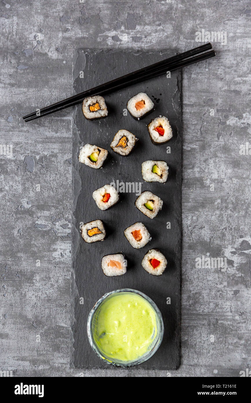 Sur slabe Sushi, wasabi plaque dans bol, baguettes Banque D'Images
