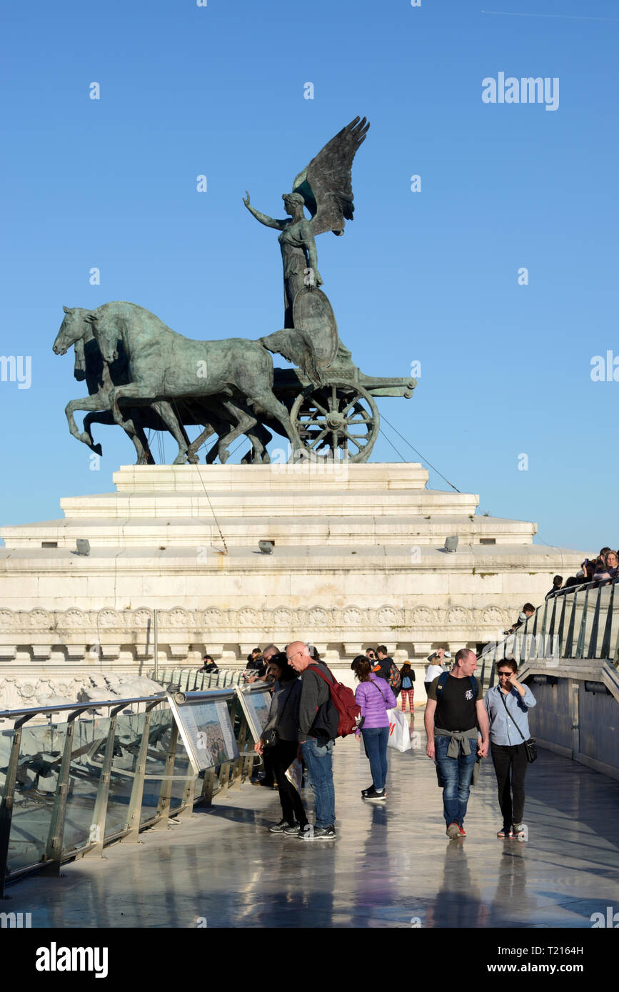 Les touristes profiter d'une vue panoramique sur les toits de Rome depuis l'Vittorio Emanuele II Monument avec la Victoire de Samothrace Sculpture Rome Italie Banque D'Images