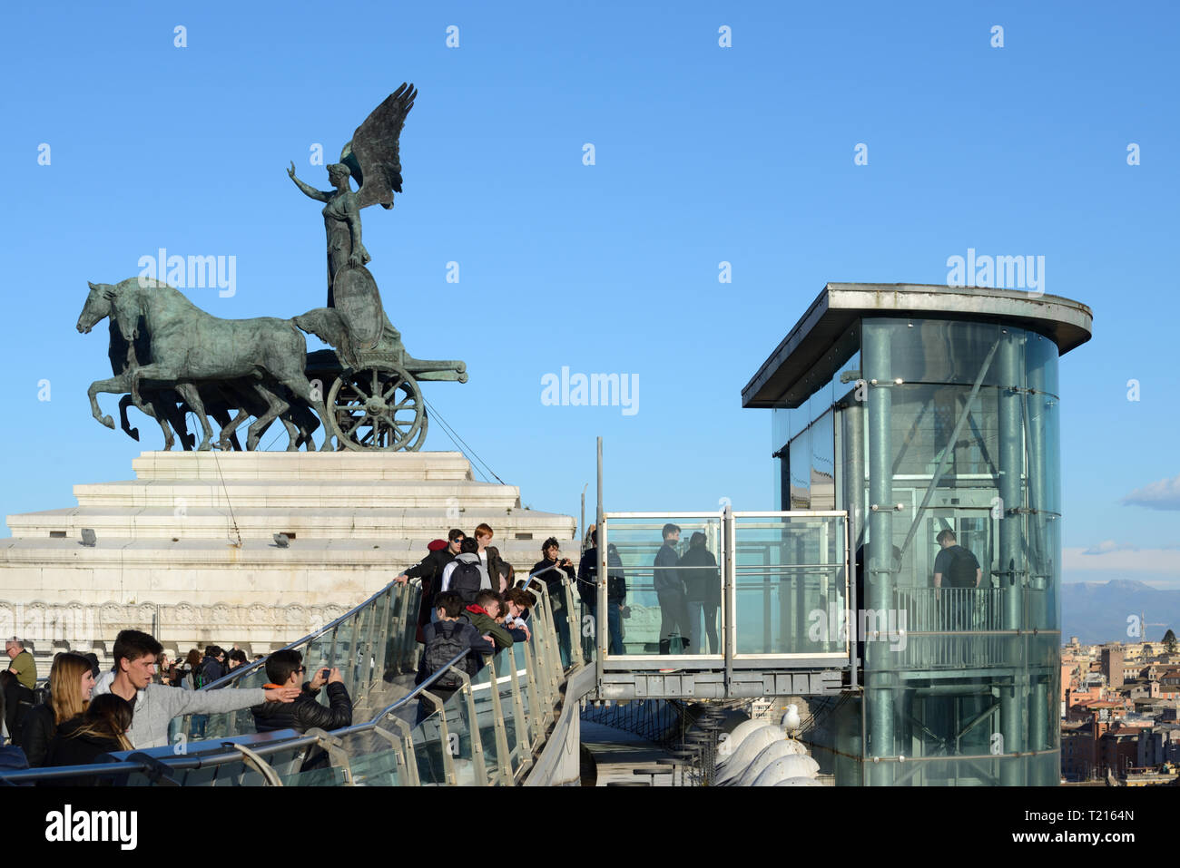 Les touristes, point de vue et l'extérieur ou de l'élévateur pour soulever le toit terrasse de Vittorio Emanuele II Monument avec la Victoire de Samothrace Sculpture Rome Italie Banque D'Images