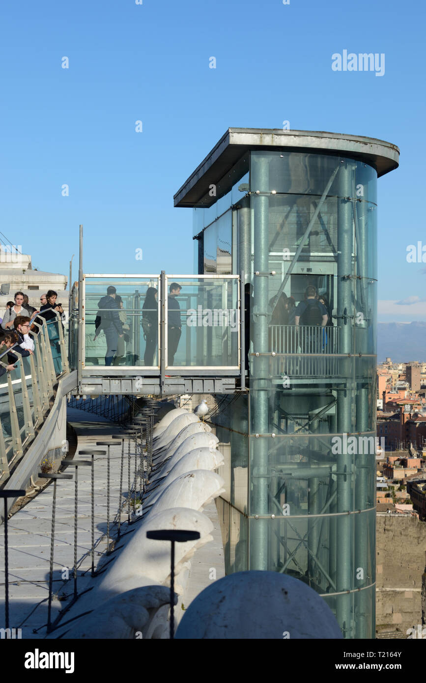 Les touristes et l'extérieur ou de l'élévateur ascenseur menant à la terrasse du toit, point de vue ou point d'observation du monument de Vittorio Emanuele II, Rome Italie Banque D'Images