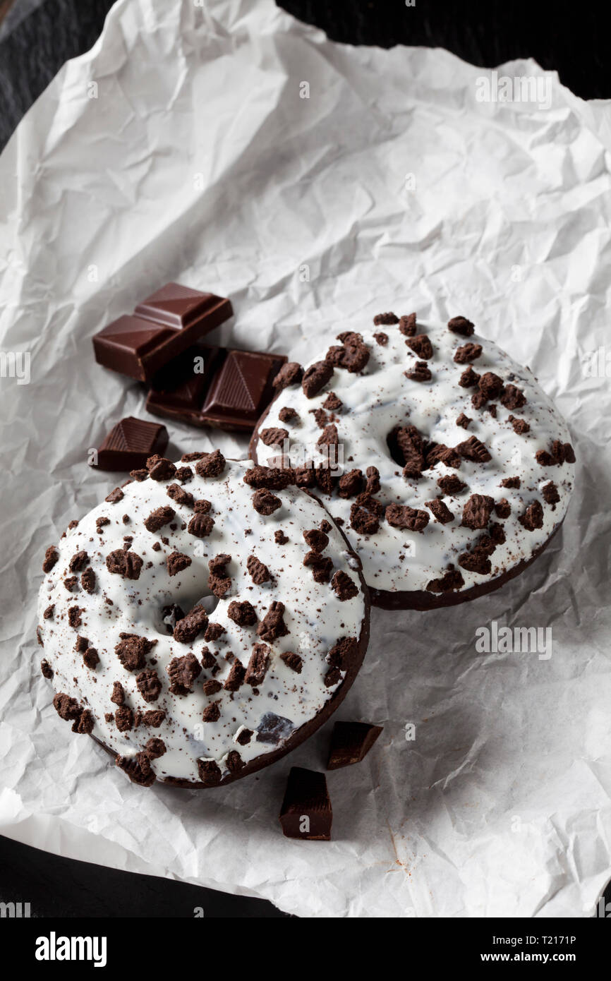 Choclate donuts sur papier blanc Banque D'Images