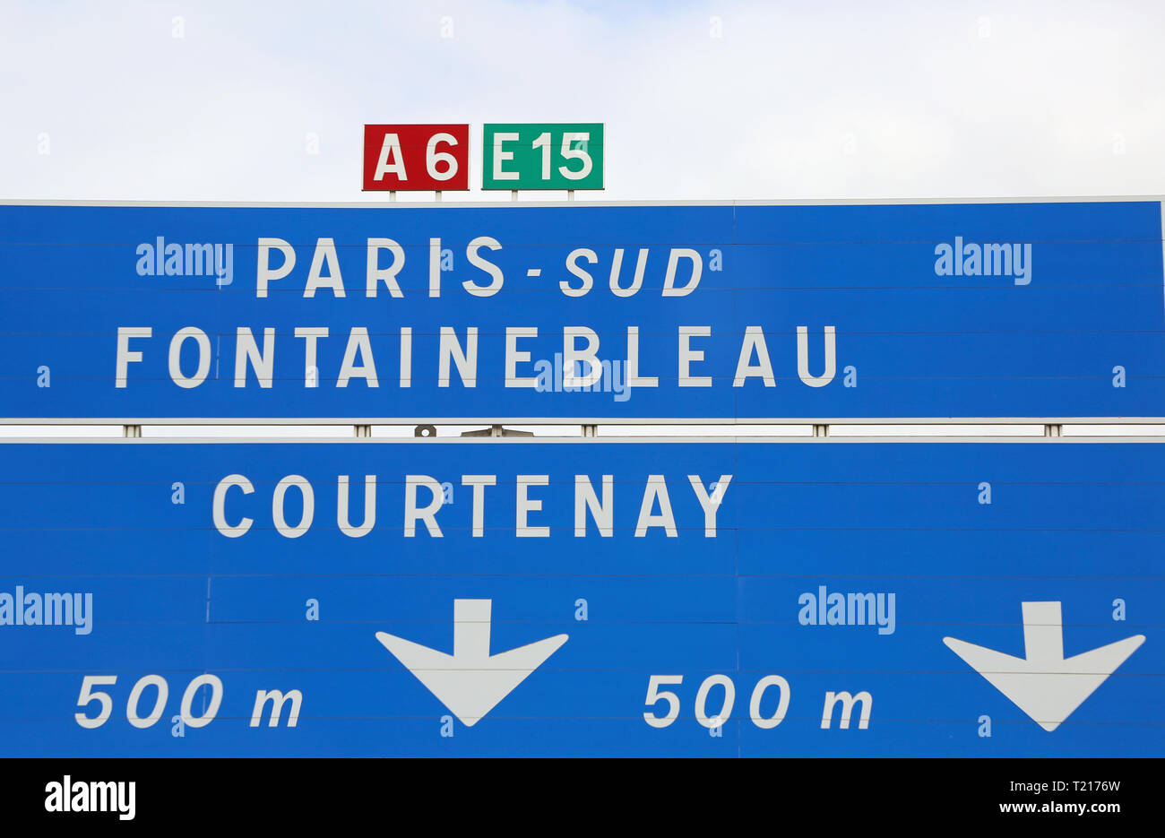 Feux de circulation français d'aller à Paris ou de la ville de Courtenay Banque D'Images