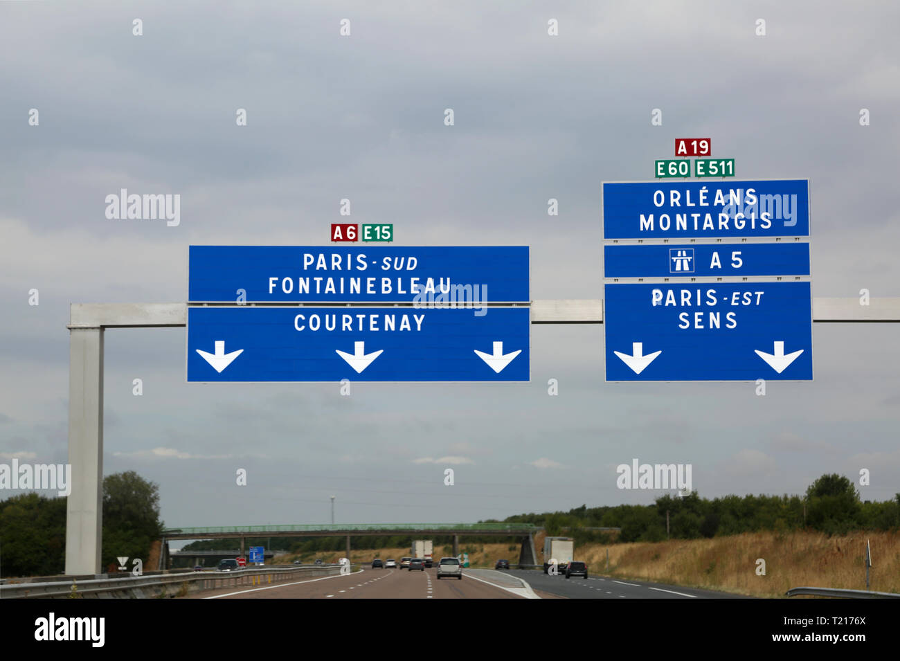 Feux de circulation français d'aller à Paris et d'autres villes sur l'autoroute en France Banque D'Images