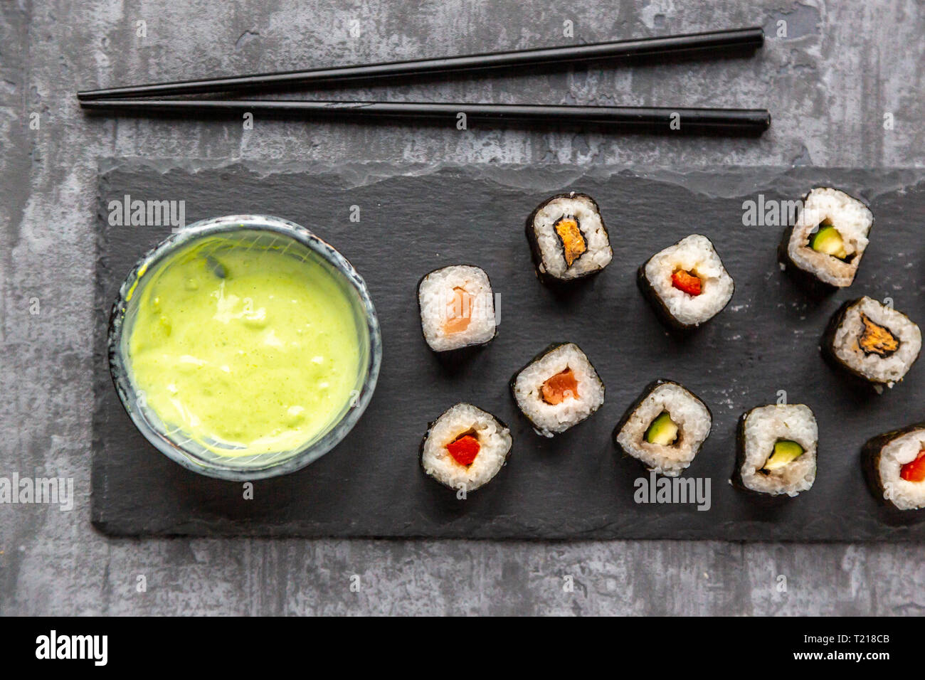 Sur slabe Sushi, wasabi plaque dans bol, baguettes Banque D'Images