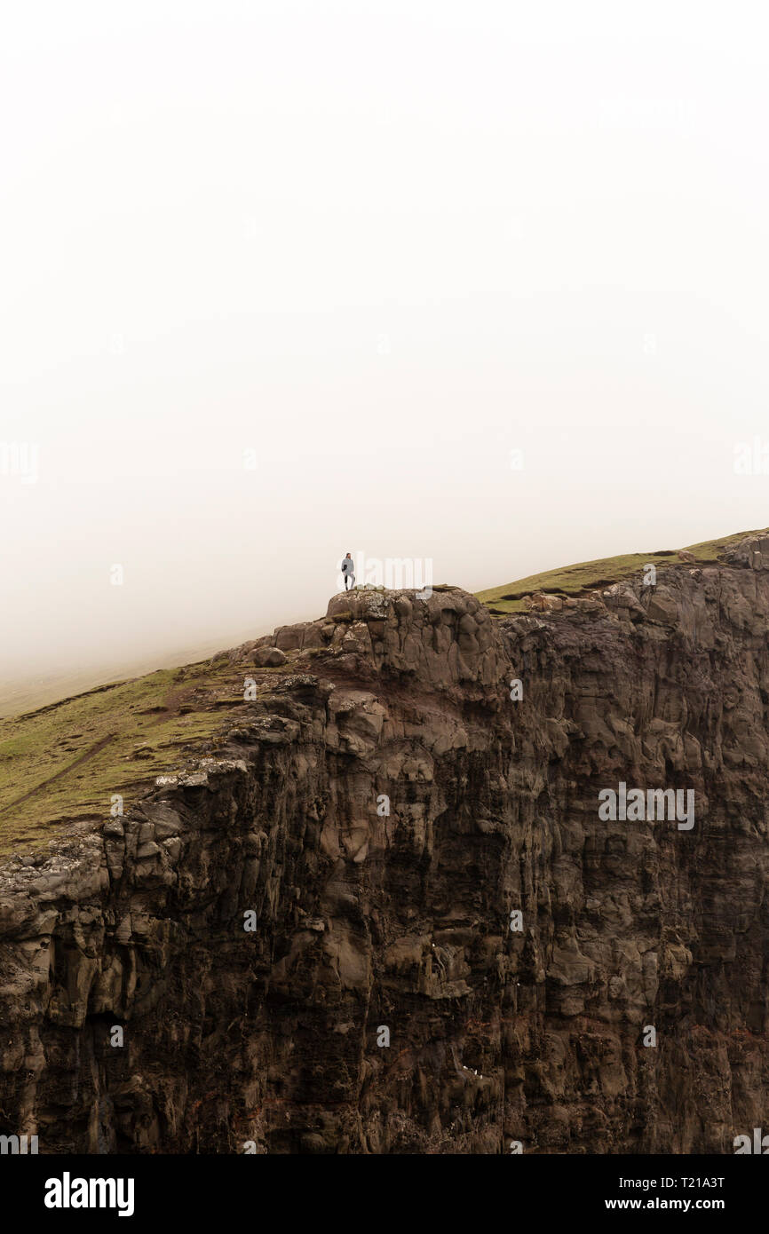 Homme debout sur le bord de la grande falaise Banque D'Images