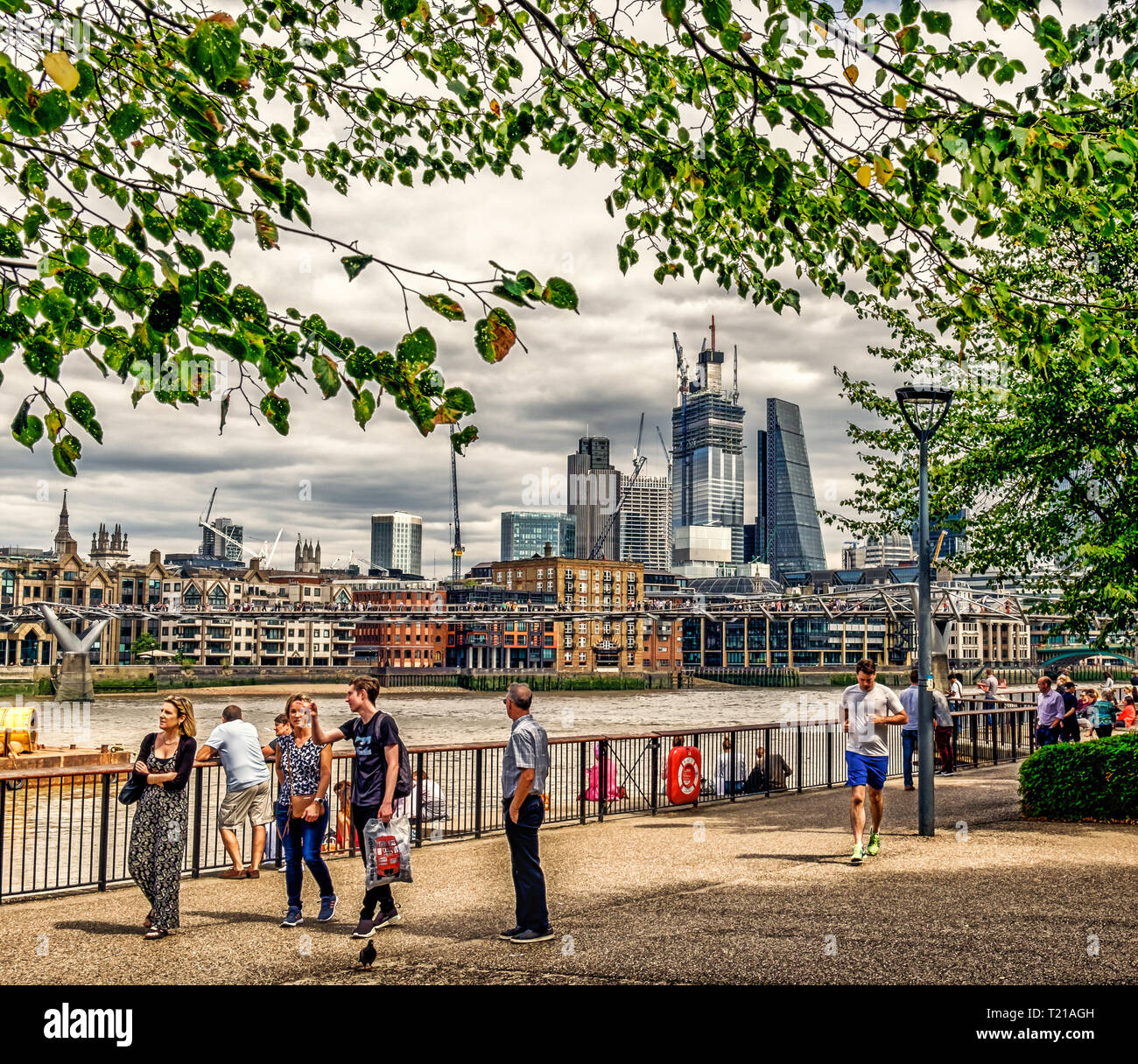 Londres, Royaume-Uni, août 2018, scène urbaine en été près de la Tamise près du pont du Millénaire, Angleterre Banque D'Images