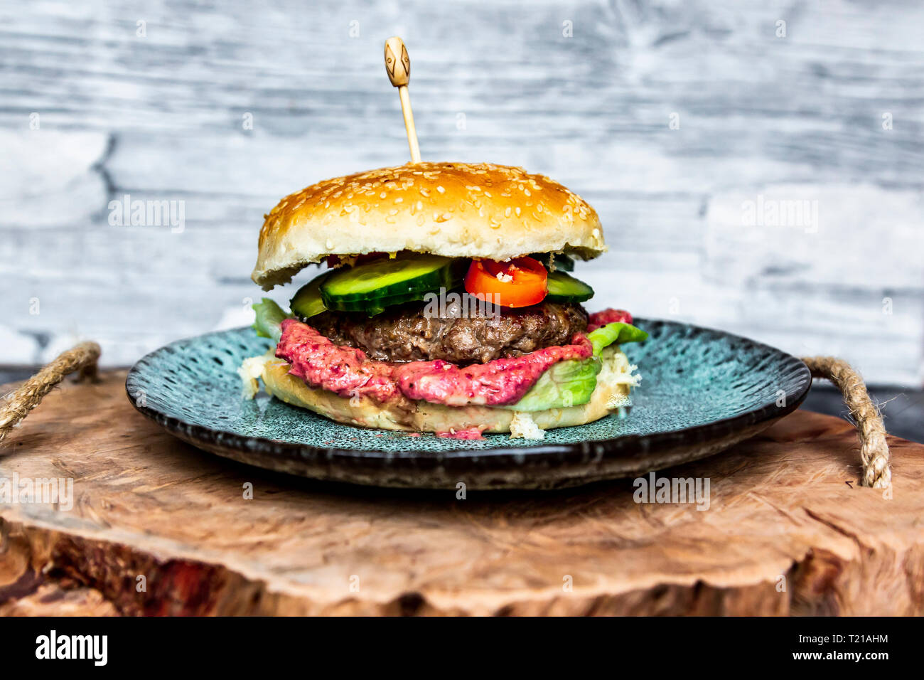 Hamburger à l'hummus betterave, concombre, tomate et salade Banque D'Images